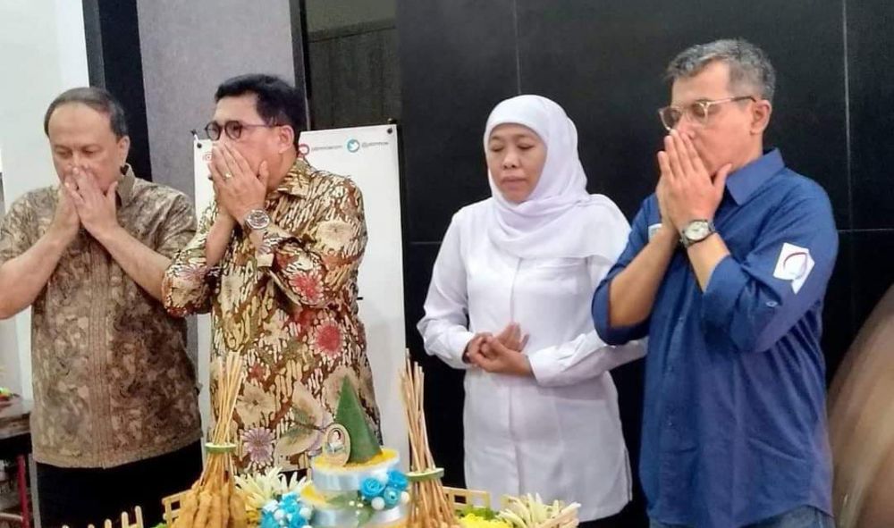 Gubernur Jatim Khofifah Indar Parawansa (dua dari kanan) bersama Cawali Surabaya Machfud Arifin (dua dari kiri) serta Pemred jatimnow.com Budi Sugiharto (kanan) saat HUT ke-2 jatimnow.com pada Maret 2020