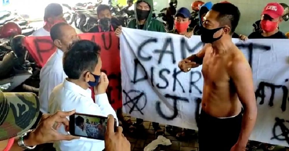 Kepala desa dan warganya demo ke kantor kecamatan protes usulan BLT JPS mereka ditolak