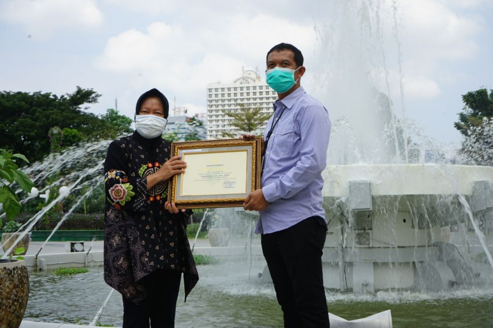 Wali Kota Risma memberikan penghargaan kepada Kasatreskrim Polrestabes Surabaya AKBP Sudamiran