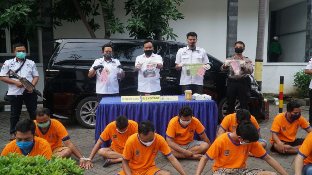 17 tersangka dan Toyota Alphard milik Iwan yang diamankan Satresnarkoba Polrestabes Surabaya