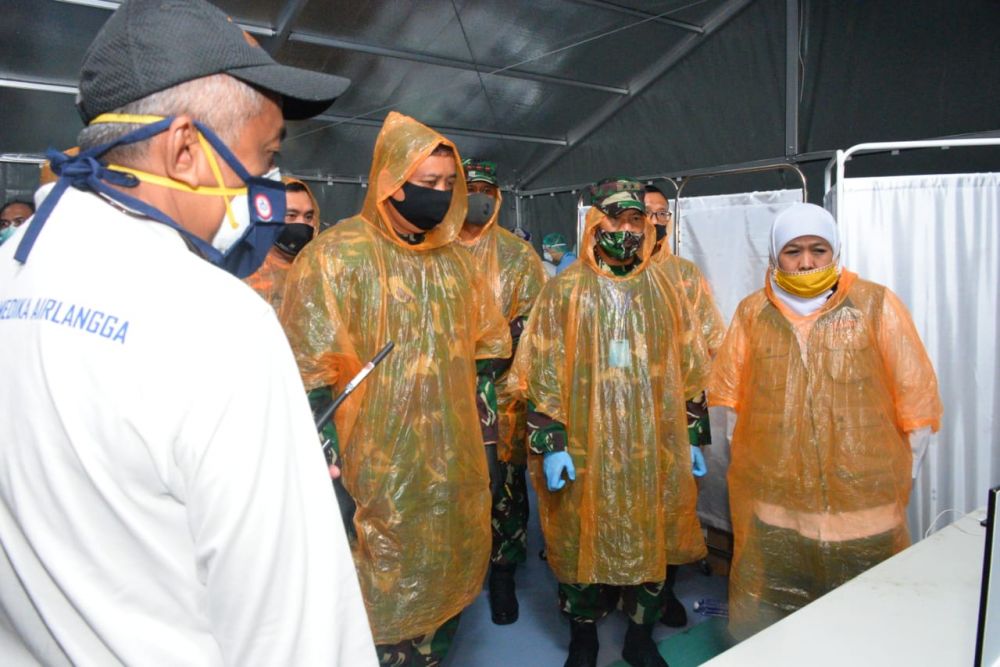 Gubernur Khofifah dan Marsekal Muda Imran Baidirus meninjau Rumah Sakit (RS) lapangan atau RS Darurat Covid-19 di Surabaya
