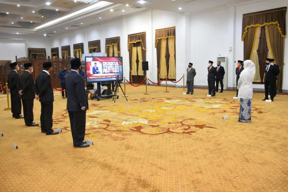 Upacara peringatan Hari Lahir Pancasila secara virtula di Gedung Negara Grahadi