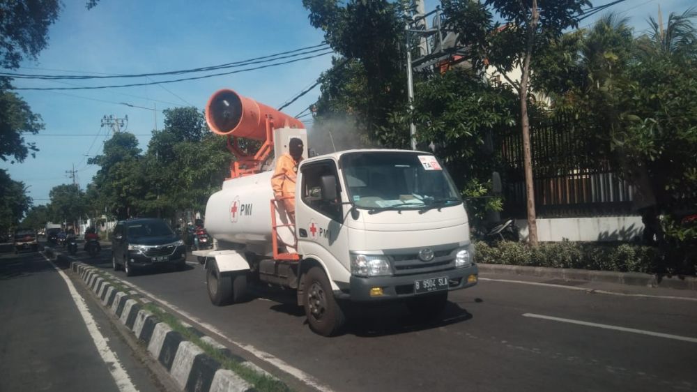 Penampakan mobil penyemprot disinfektan milik PMI di Jalan Kartini, Surabaya