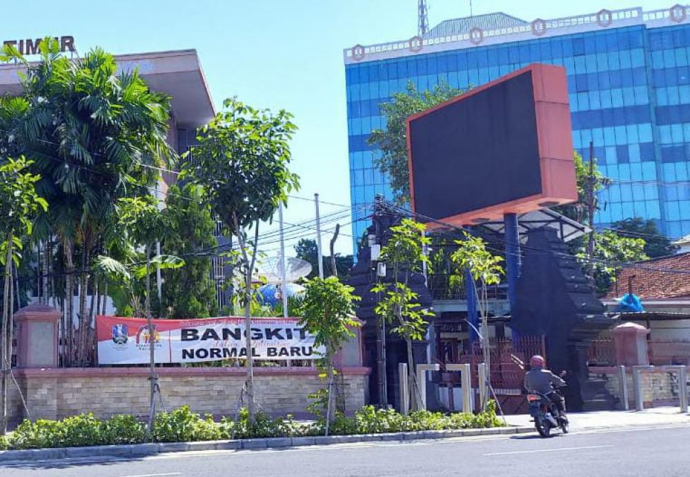 Videotron yang berdiri di halaman Gedung Dindik Jatim (Foto: Tito/jatimnow.com)