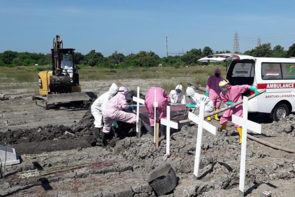 Foto: Pemakaman Peter A Rohi Secara Standar Covid-19 di Keputih