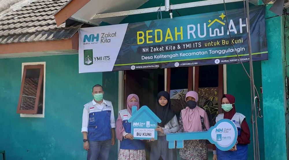 Penyerahan kunci usai bedah rumah di Sidoarjo  