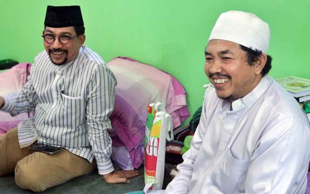 Cawali Surabaya Irjen Pol (Purn) Machfud Arifin saat bersilaturahmi ke KHR Muhammad Kholil As'ad Syamsul Arifin di Ponpes Wali Songo, Situbondo, 17 Juni 2020