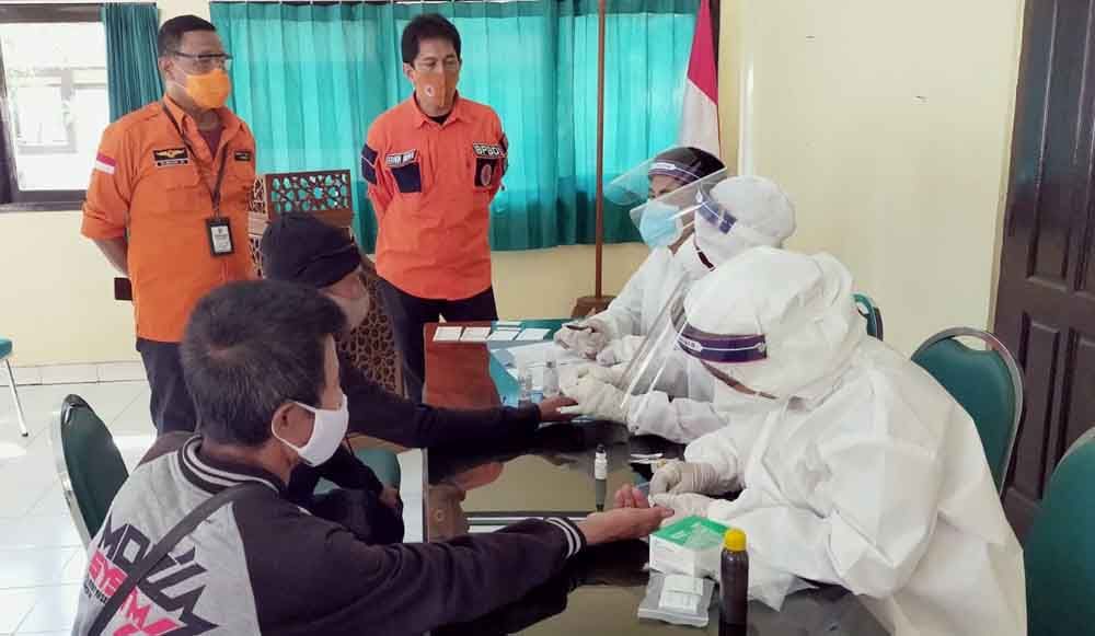 Pelaksanaan rapid test bagi pekerja migran asal Jatim yang pulang