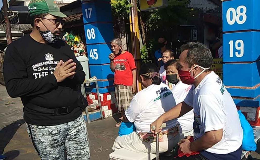 Irjen Pol (Purn) Machfud Arifin blusukan di perkampungan Gubeng Masjid dan menyapa warga