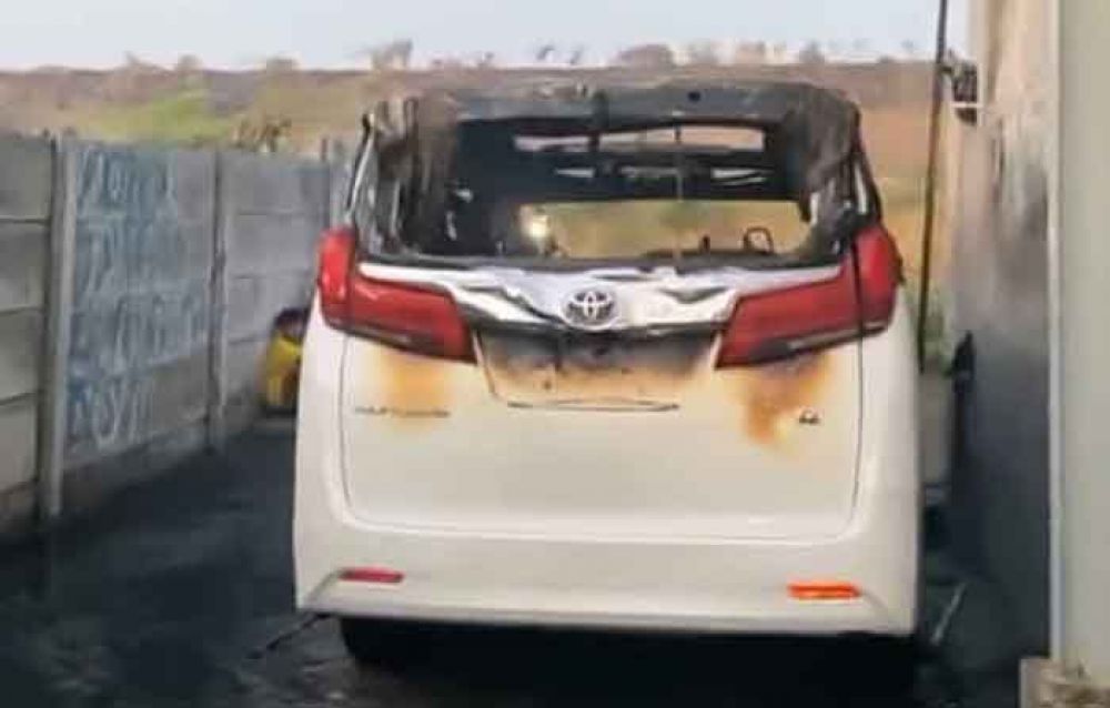 Mobil Via Vallen yang terbakar