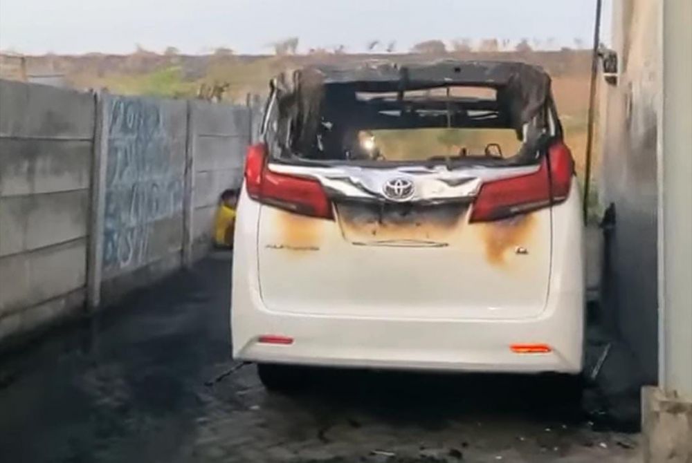 Mobil Via Vallen yang terbakar (foto InstaStory@viavallen)