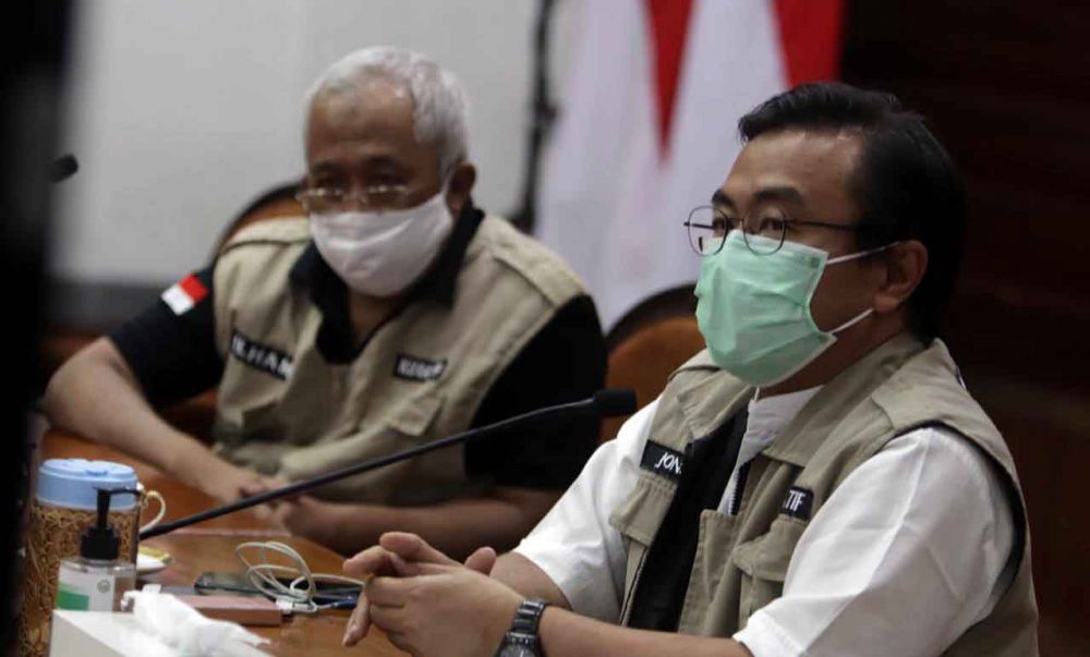 Ketua Gugus Tugas Kuratif Penanganan Covid-19 Provinsi Jatim, dr Joni Wahyuhadi (kanan)