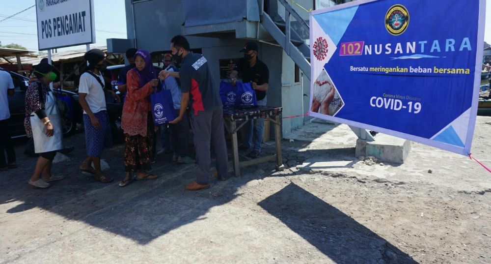 Pembagian sembako kepada nelayan di Sidoarjo