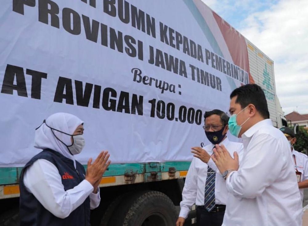 Menkopolhukam Mahfud MD dan Menteri BUMN Erick Thohir saat menyerahkan bantuan kepada Gubernur Jatim Khofifah di Gedung Negara Grahadi (Foto-foto: Instagram @khofifah.ip)