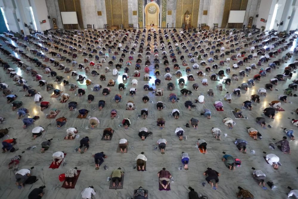 Pelaksanaan salat di Masjid Al Akbar Surabaya/ foto istimewa