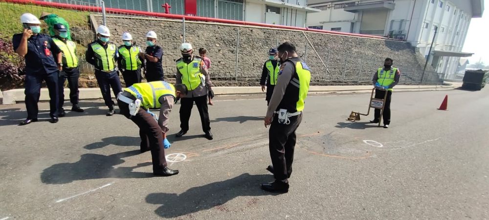 Polisi melakukan olah TKP di lokasi kecelakaan