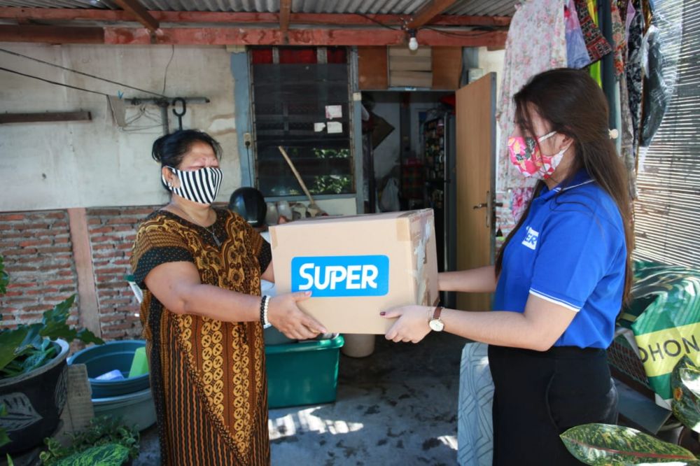 Pembagian paket sembako bagi warga di Surabaya