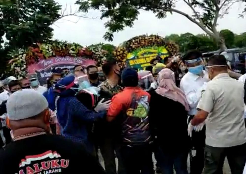 Chandra Oratmangun Dimakamkan, Risma Histeris Hingga Pingsan