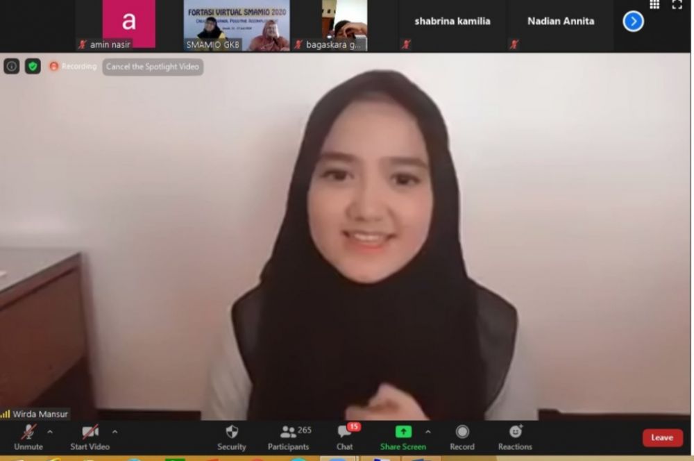 Wirda Mansur saat hadir secara virtual dalam masa orientasi siswa baru SMA Muhammadiyah 10 GKB Gresik