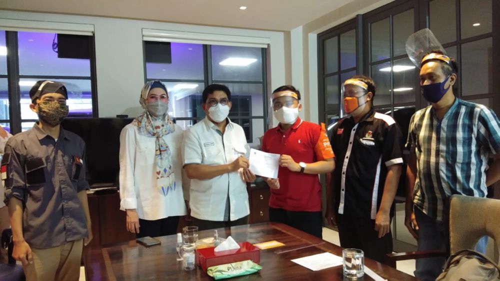 Calon Wali Kota Surabaya Irjen Pol (Purn) Machfud Arifin dan istrinya, Ny Lita Machfud Arifin usai di coklit