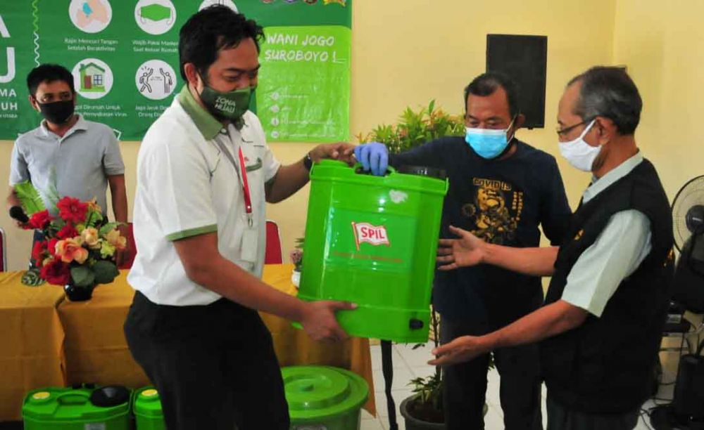 Pemberian bantuan kepada Kampung Tangguh Semeru di Surabaya
