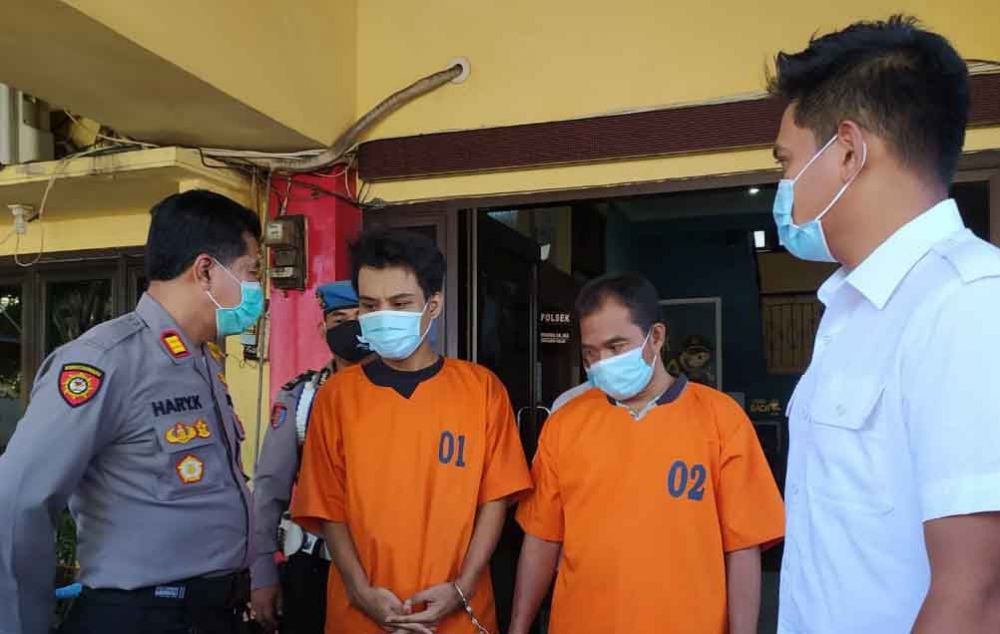 Kedua pengedar sabu yang diamankan Polsek Asemrowo