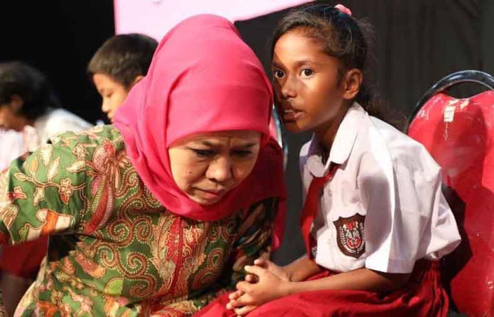 Gubernur Khofifah dan siswa (foto istimewa)