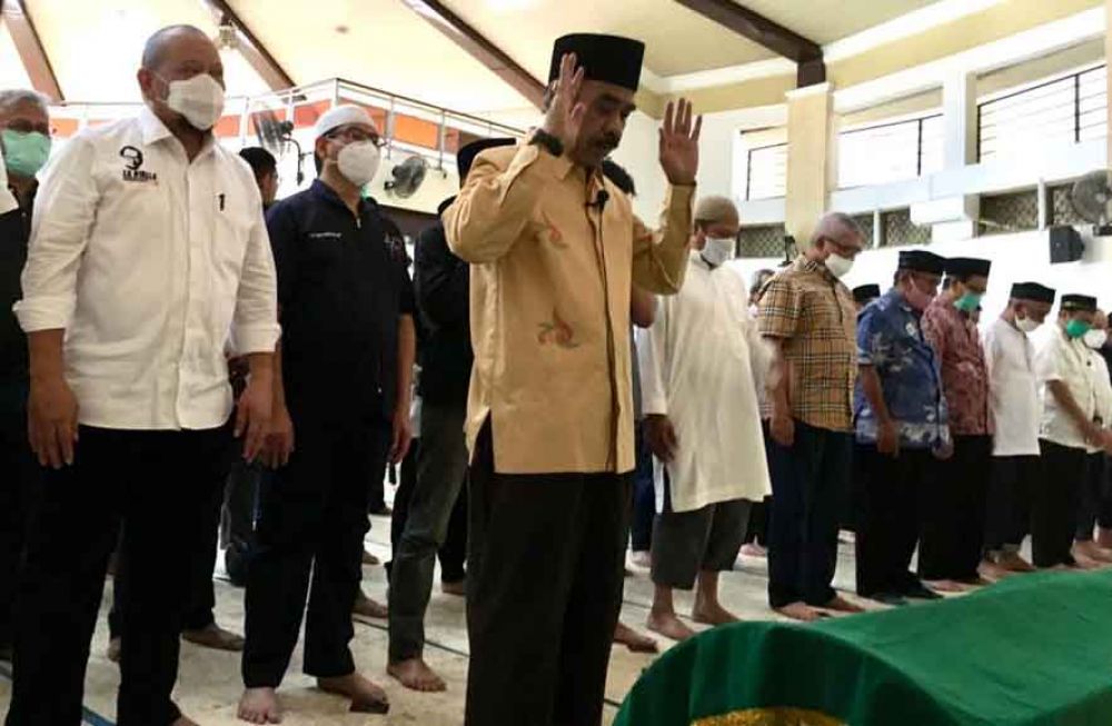 La Nyalla salati jenazah ibundanya