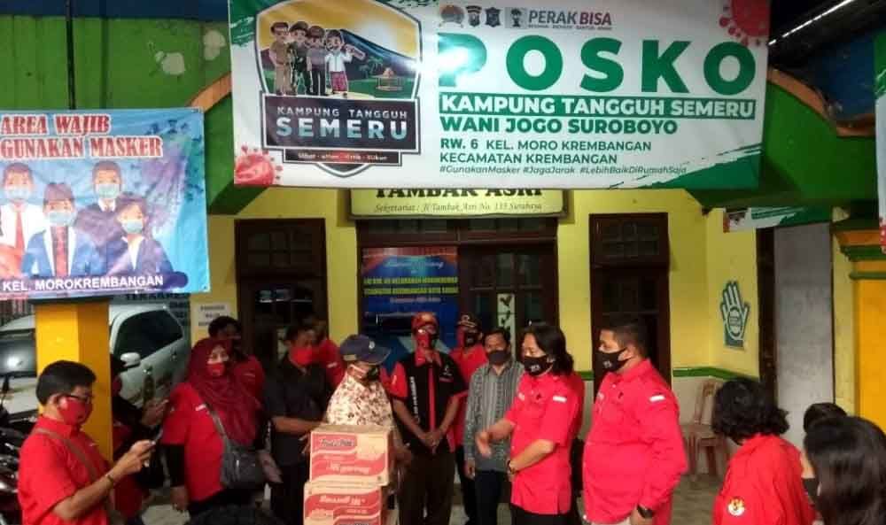 Pemberian bantuan bagi warga yang rumahnya terbakar di Tambak Asri Bunga Rampai