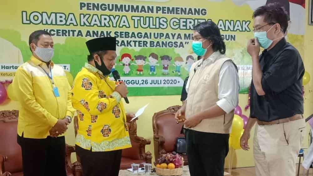 Sarmuji serahkan bantuan bagi komunitas di Surabaya