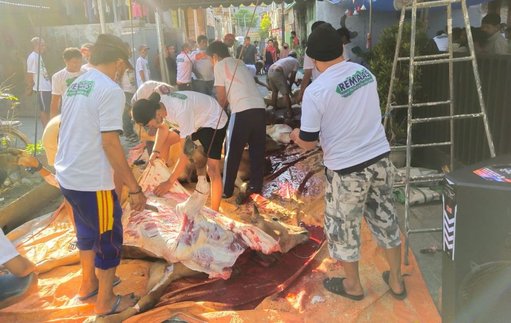 Kegembiraan warga Surabaya memotong hewan kurban dari Machfud Arifin dan menyalurkan kepada yang berhak