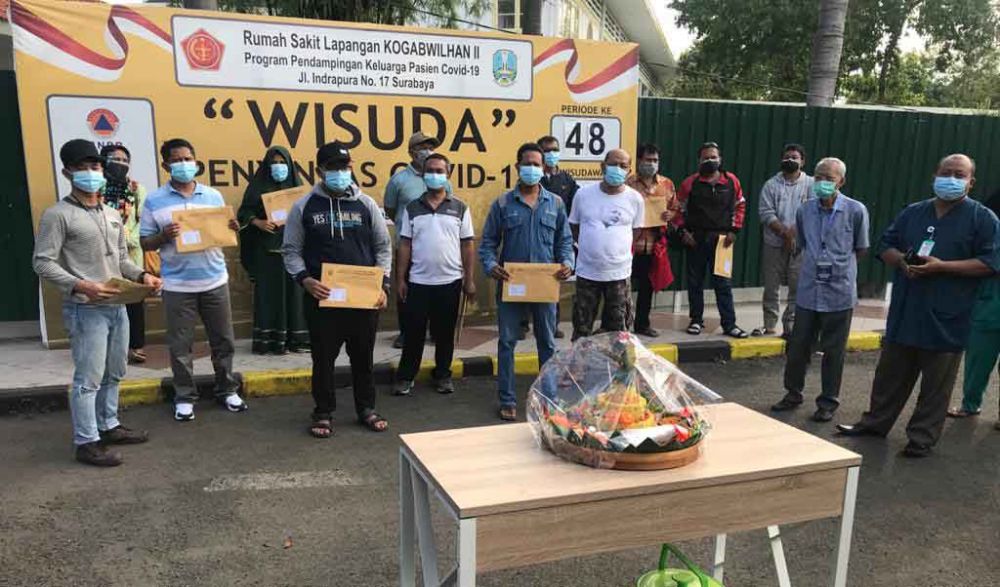 Pasien positif Covid-19 yang sembuh di RS Lapangan, Jalan Indrapura, Surabaya mengadakan syukuran