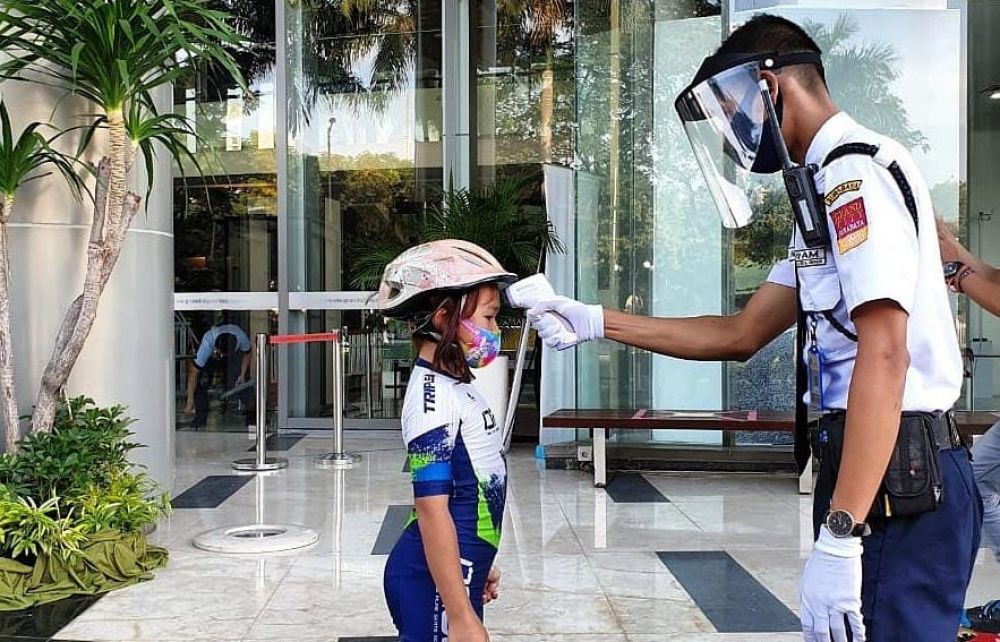 Atlet sepatu roda anak-anak juga menggunakan masker sebagai upaya mematuhi protokol kesehatan