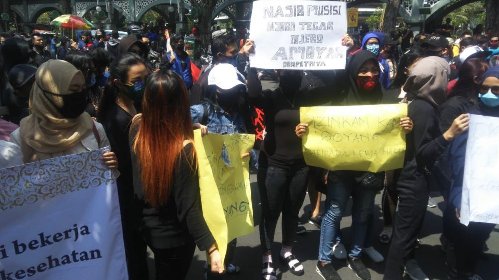 Demo pekerja seni di DPRD Gresik