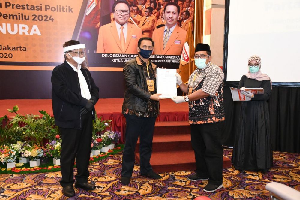 Yunianto Wahyudi menerima surat keputusan dari DPP untuk jadi Ketua Partai  Hati Nurani Rakyat (Hanura) Jatim
