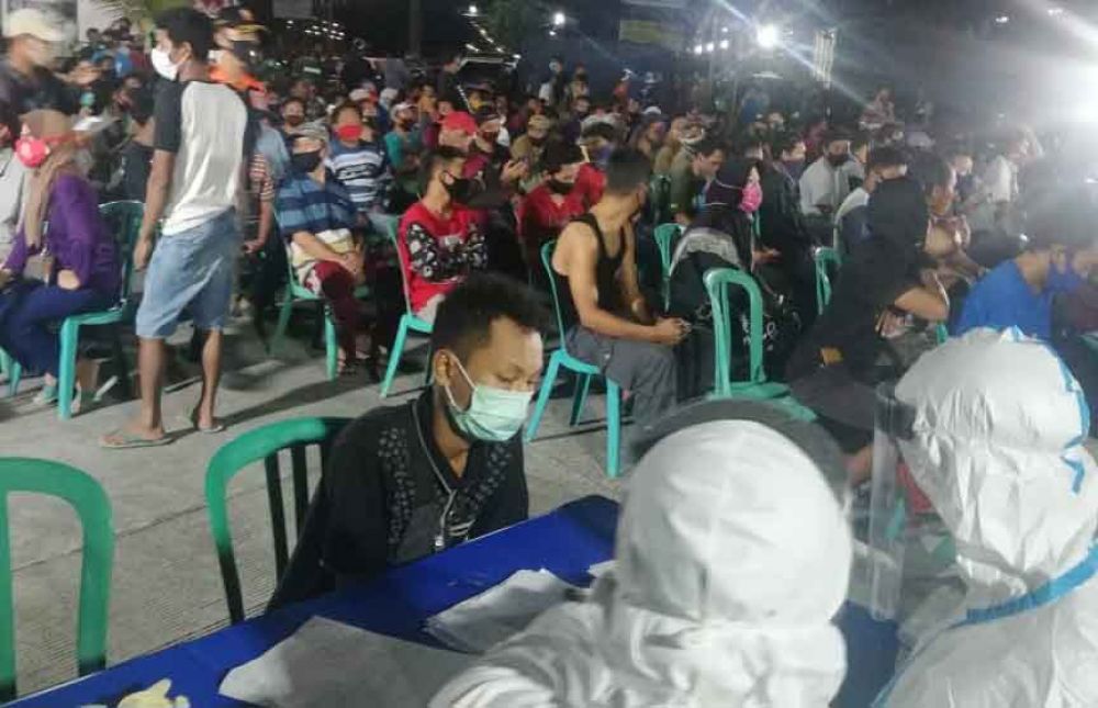 Pelaksanaan rapid test di Pasar Induk Osowilangun Surabaya