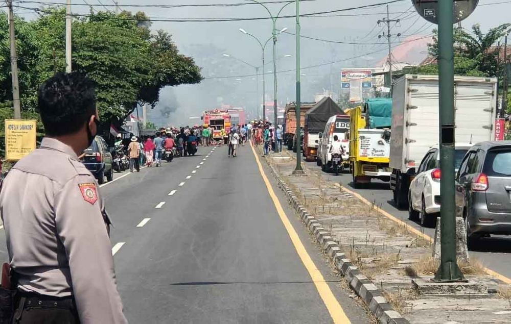 Polisi melakukan contra flow di Jalan Raya Malang-Surabaya