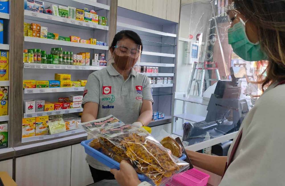 Pengunjung berbelanja produk UMKM 