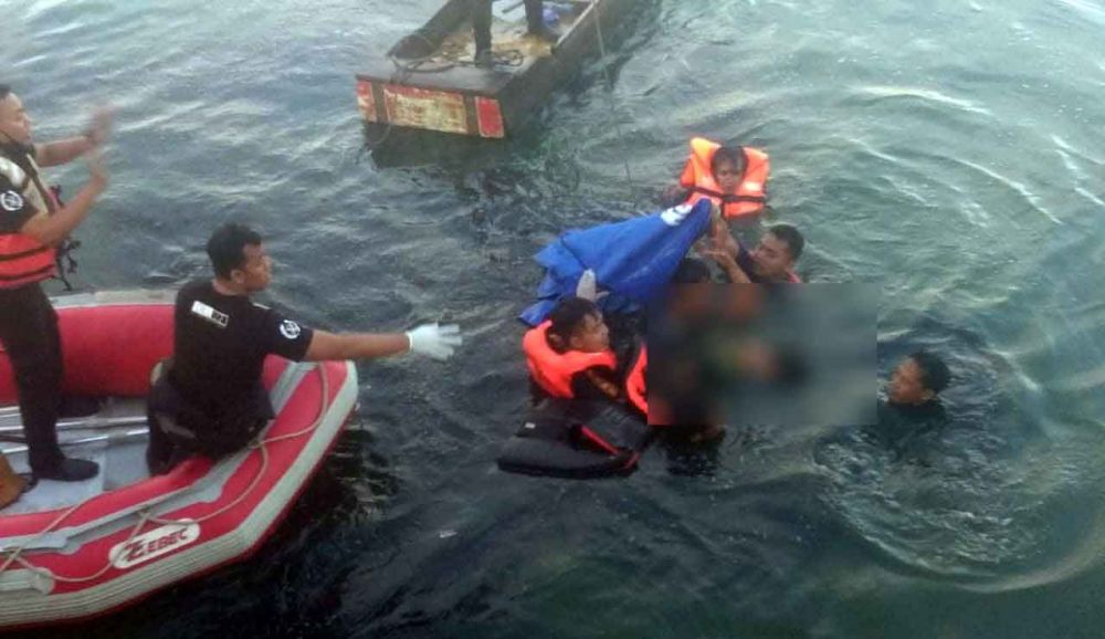 Petugas evakuasi korban tewas tenggelam