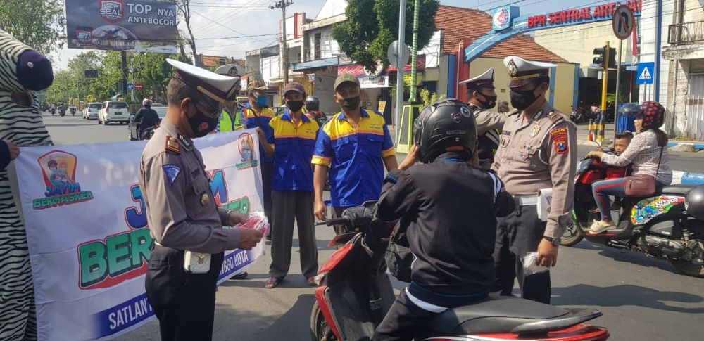 Pembagian masker merah putih di Probolinggo