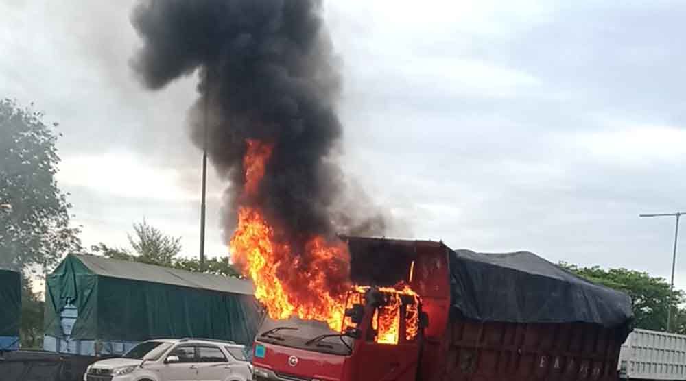 Truk fuso yang terbakar di Tol Surabaya-Porong