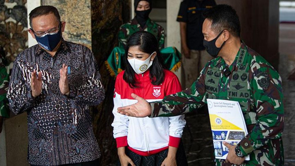 Jenderal TNI Andika Perkasa menerima hasil uji klinis tahap tiga obat baru untuk penanganan pasien Covid-19 dari Rektor Unair Mohammad Nasih (foto istimewa)