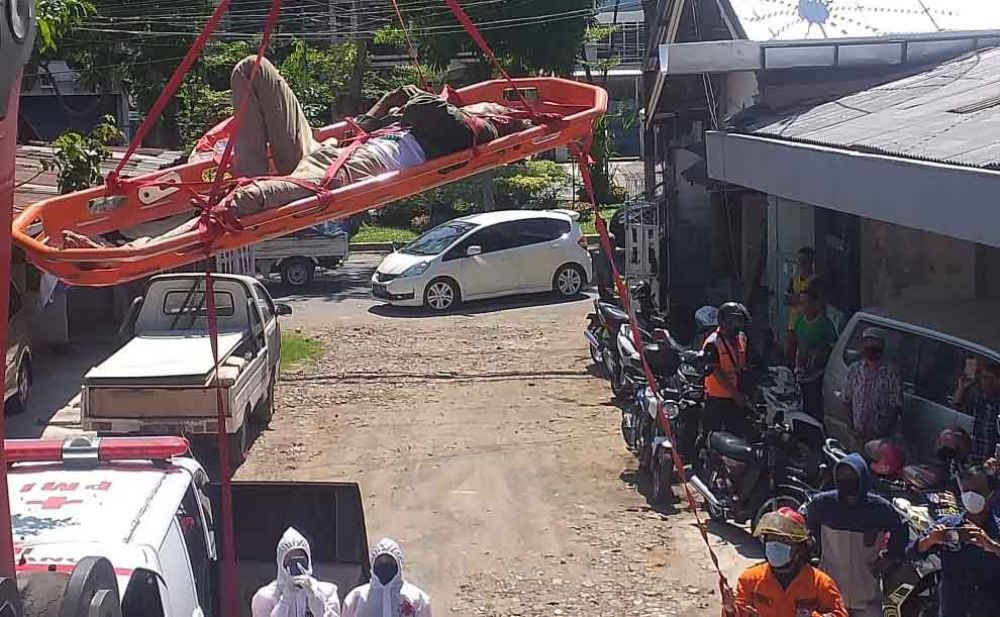 Korban dievakuasi oleh petugas PMK Kota Surabaya (foto-foto: istimewa)