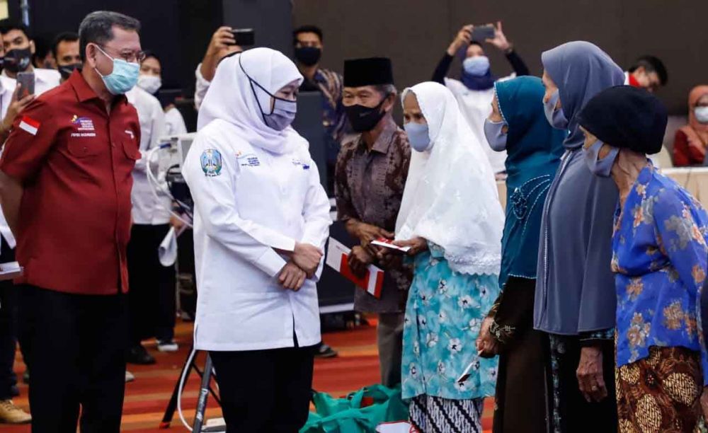 Gubernur Khofifah dalam kegiatan di Surabaya