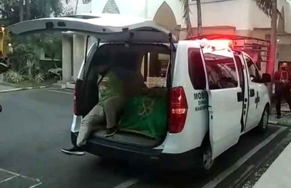 2 orang tanpa hazmat dari kabin belakang yang juga terdapat peti jenazah Cak Nur

