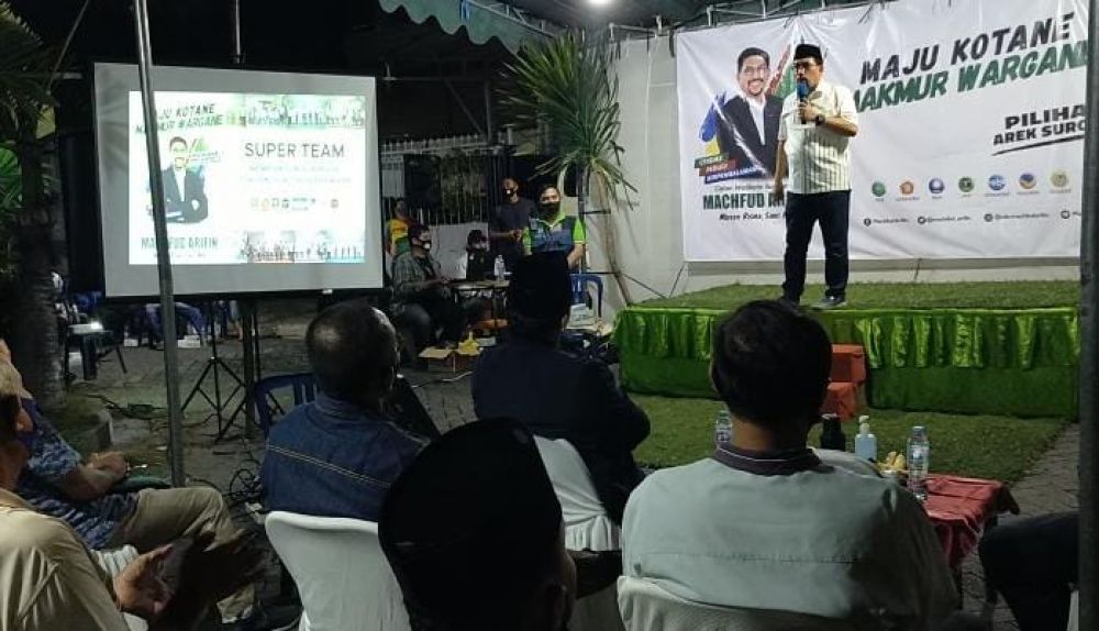 Calon Wali Kota Surabaya Irjen Pol (Purn) Machfud Arifin saat menyapa warga Barata Jaya