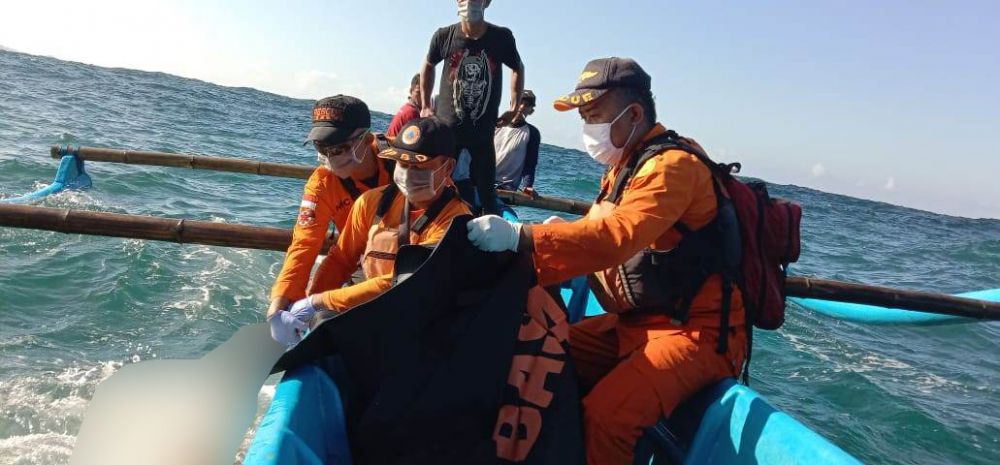 Ilustrasi evakuasi jenazah (Foto: Dokumentasi Kantor SAR Surabaya)