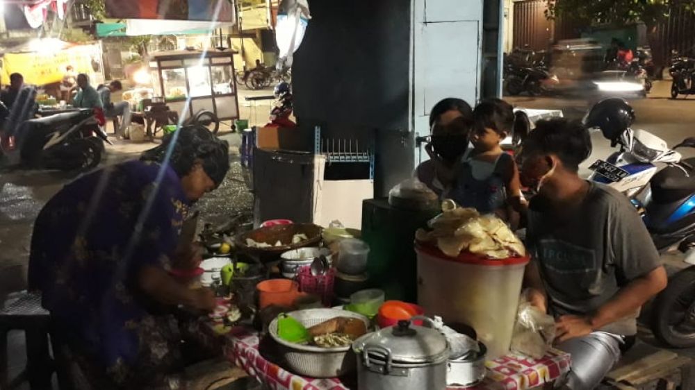 Foto: Mbah Niah, 81 Tahun Tetap Jualan Rujak untuk Rawat Suami