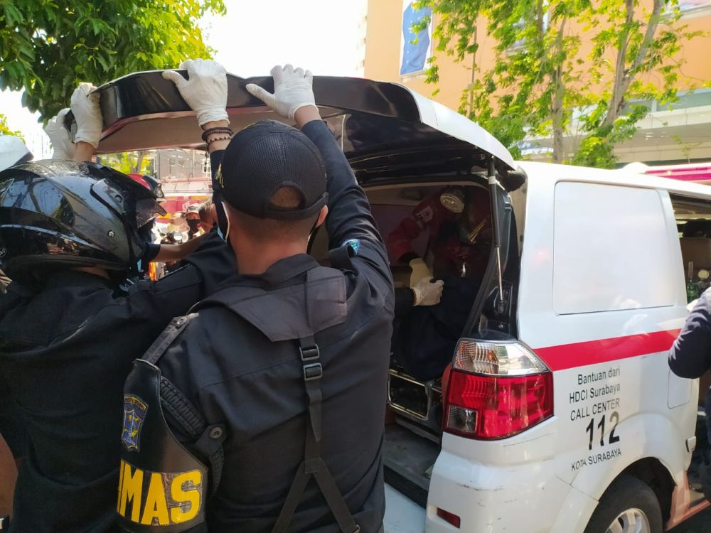 Petugas mengevakuasi jenazah korban kebakaran toko elektronik di Surabaya