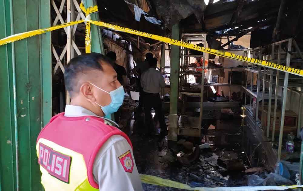 Polisi melakukan penyelidikan terhadap kebakaran toko elektronik